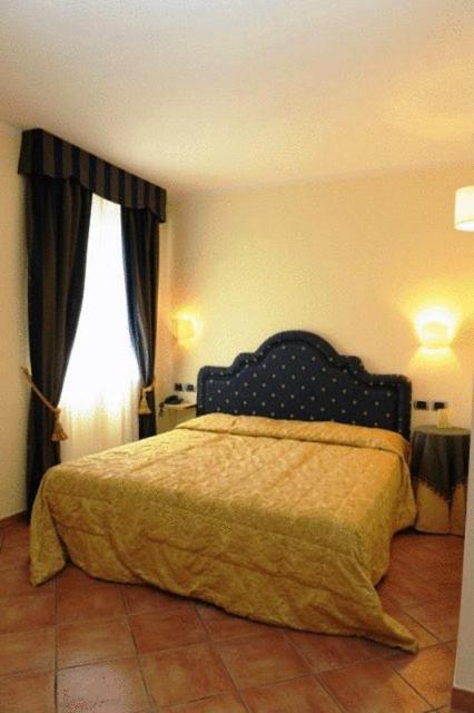 Hotel Urbano V Монтеф'ясконе Номер фото