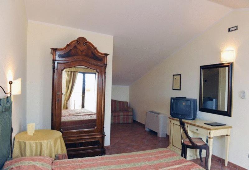 Hotel Urbano V Монтеф'ясконе Номер фото